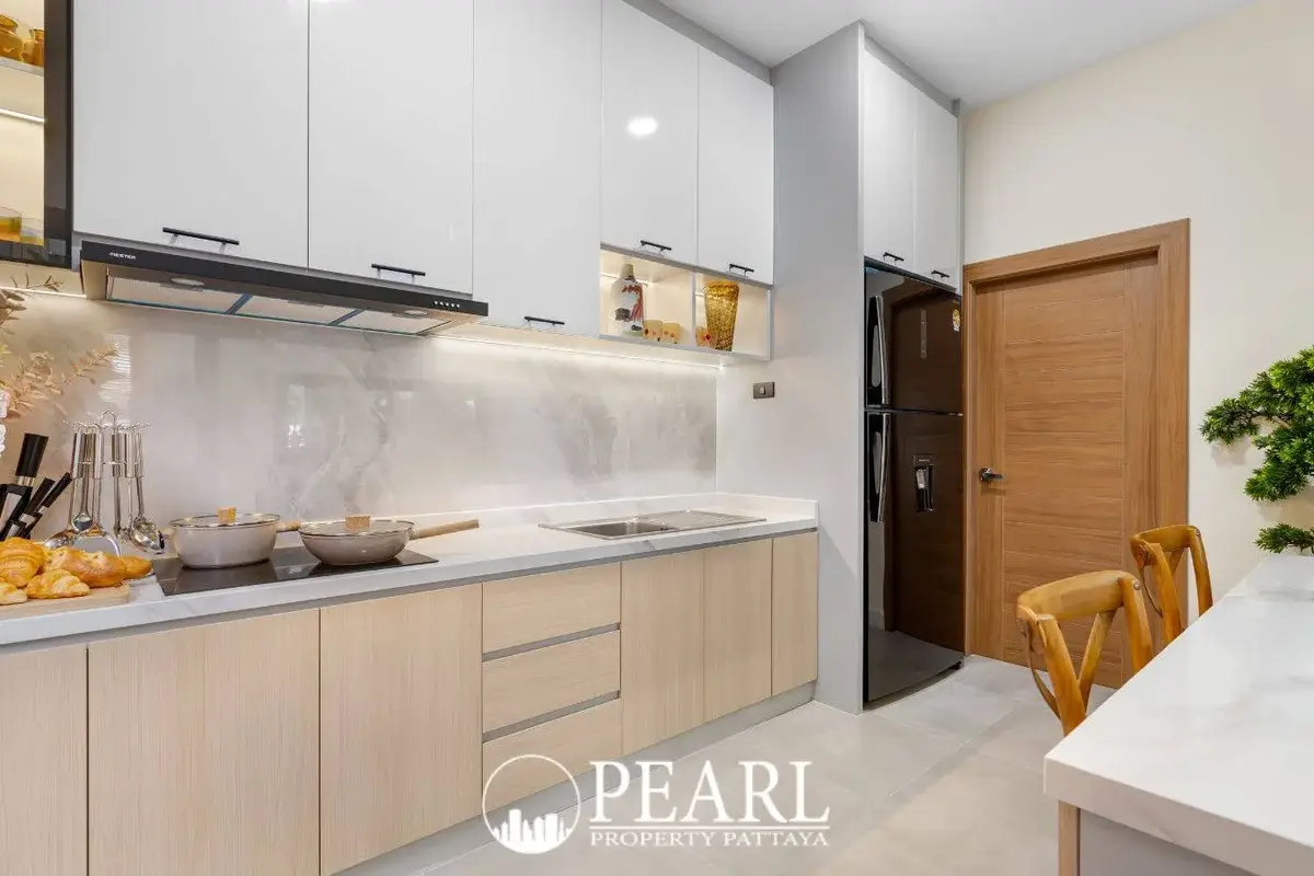 4 Bedroom House for Sale in Huay Yai master bedroom with ensuite