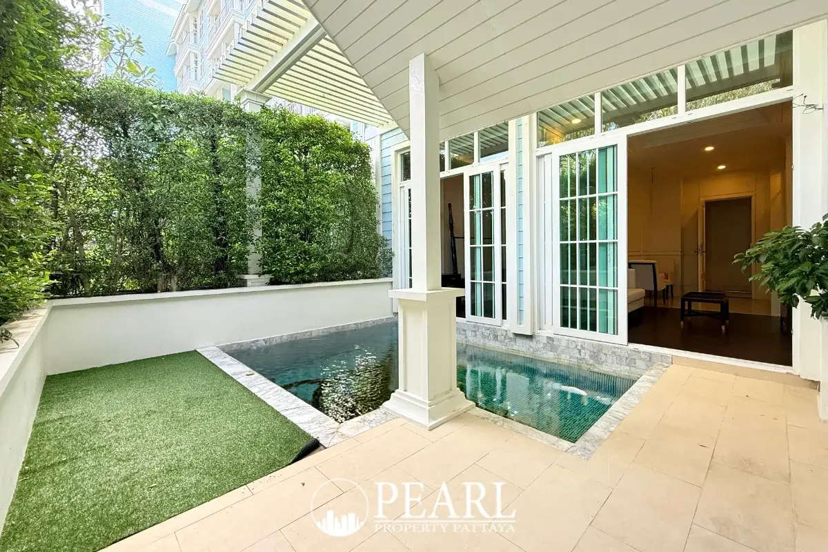 1 Bedroom Condo for Sale in The Grand Pattaya spacious bedroom with king-size bed