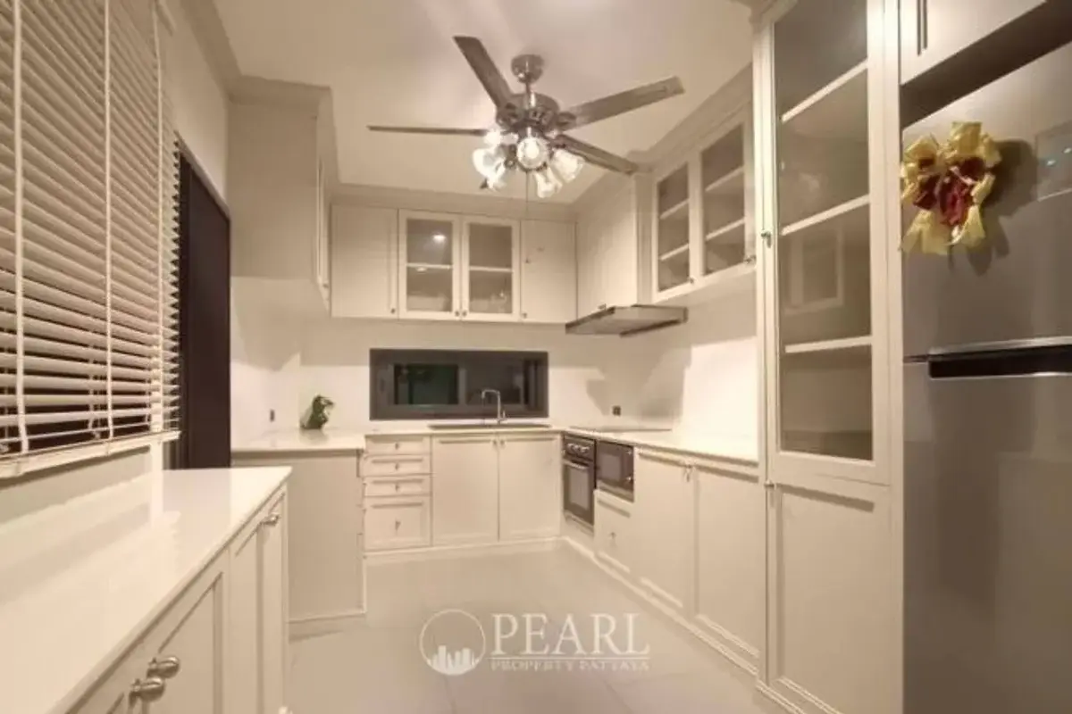 4 Bedroom House for Sale in East Pattaya modern kitchen with island