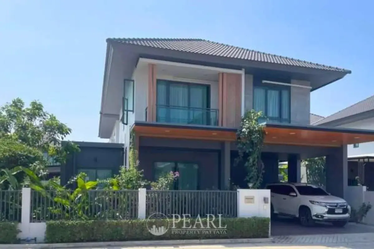 4 Bedroom House for Sale in East Pattaya exterior view with garden