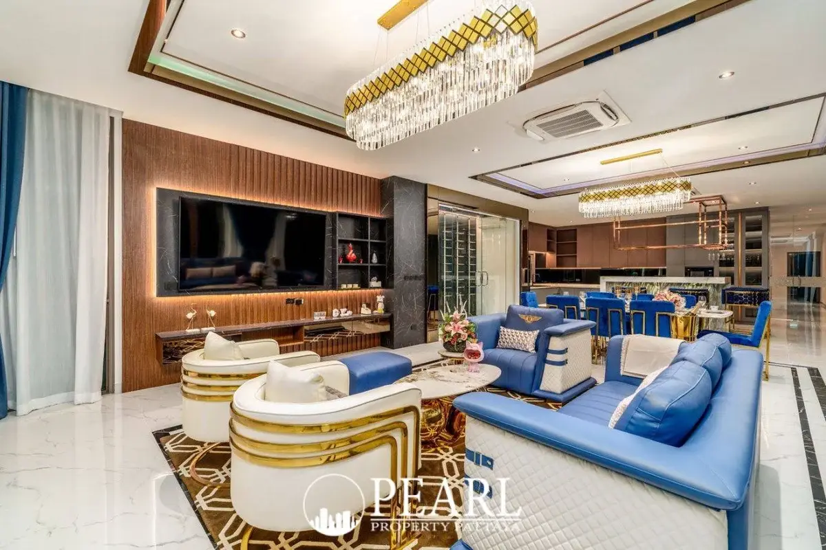 6 Bedroom House for Sale in East Pattaya master bedroom with ensuite