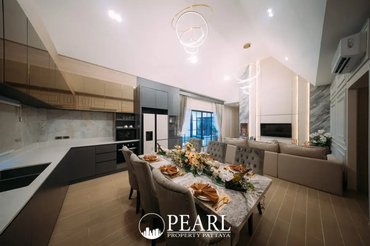 3 Bedroom House for Sale in Bang Lamung spacious living room