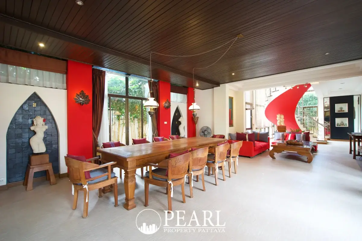 6 Bedroom House for Rent in Central Pattaya elegant dining area