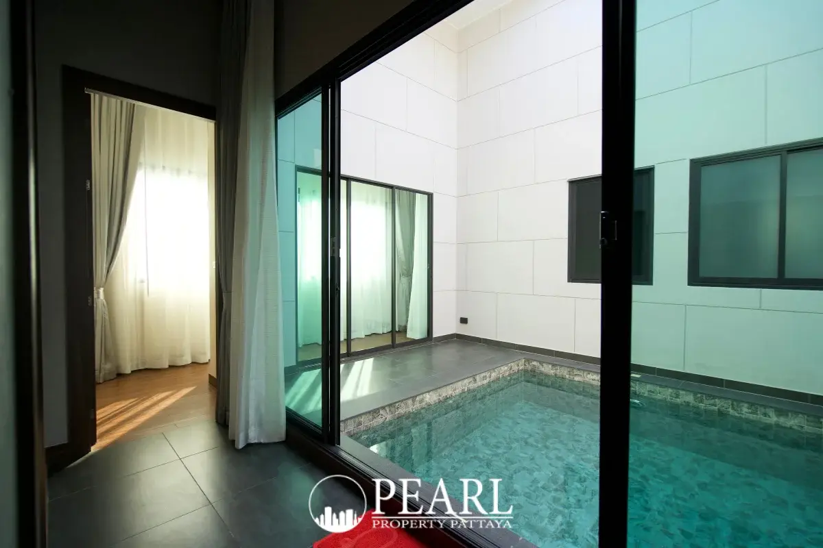 3 Bedroom House for Sale in Reservoir Town master bedroom with ensuite