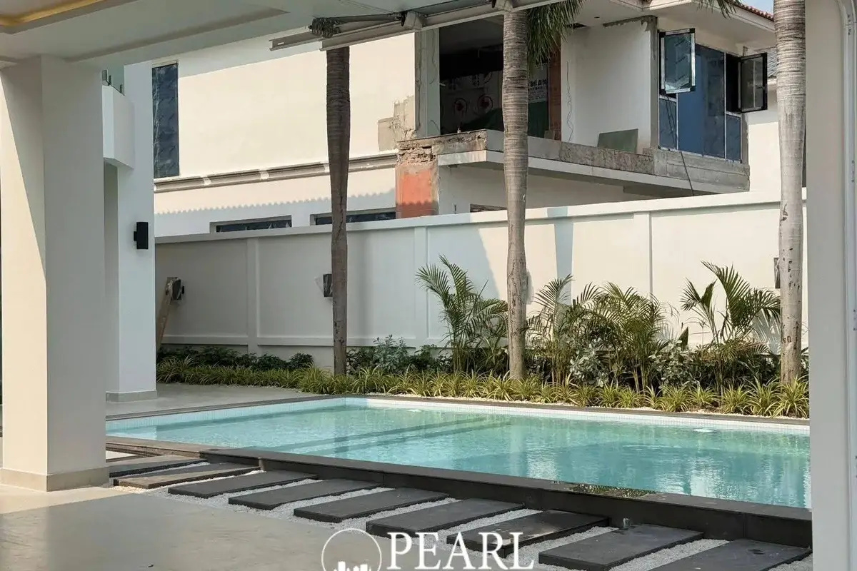 4 Bedroom House for Sale in View Point Village spacious living room with modern furniture