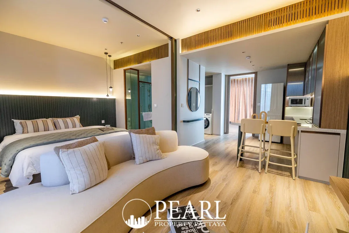 1 Bedroom Condo for Sale in Arom Jomtien spacious bedroom with king-size bed
