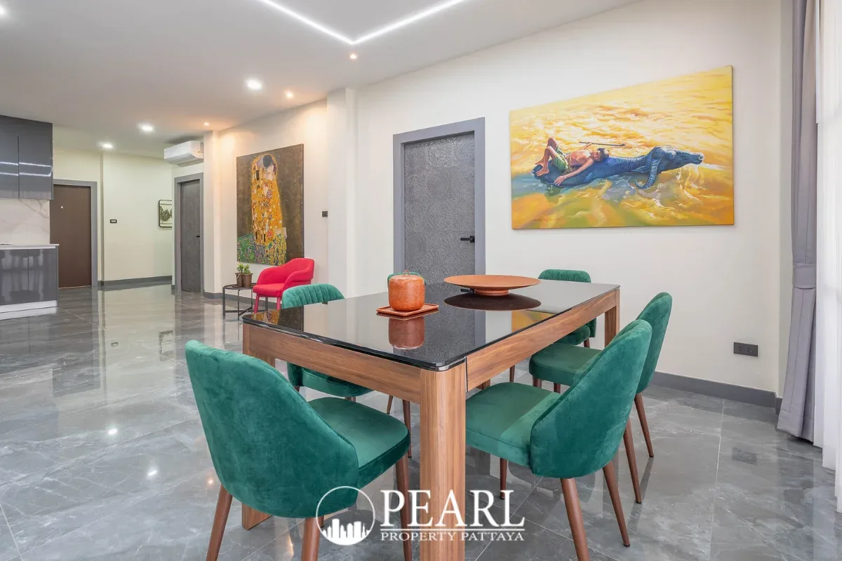 3 Bedroom Condo for Sale in Sunrise Beach Residence second bedroom with built-in wardrobe