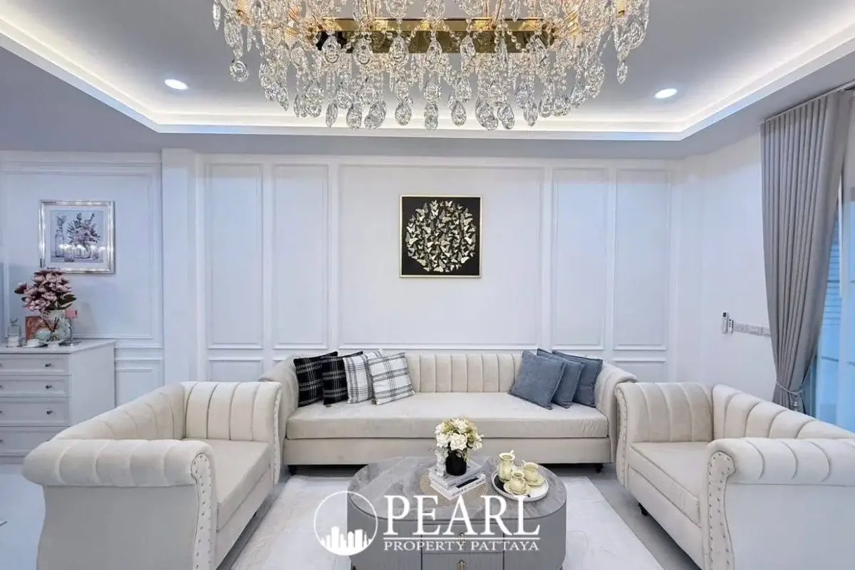 5 Bedroom Villa for Sale in Nong Prue master bedroom with ensuite bathroom