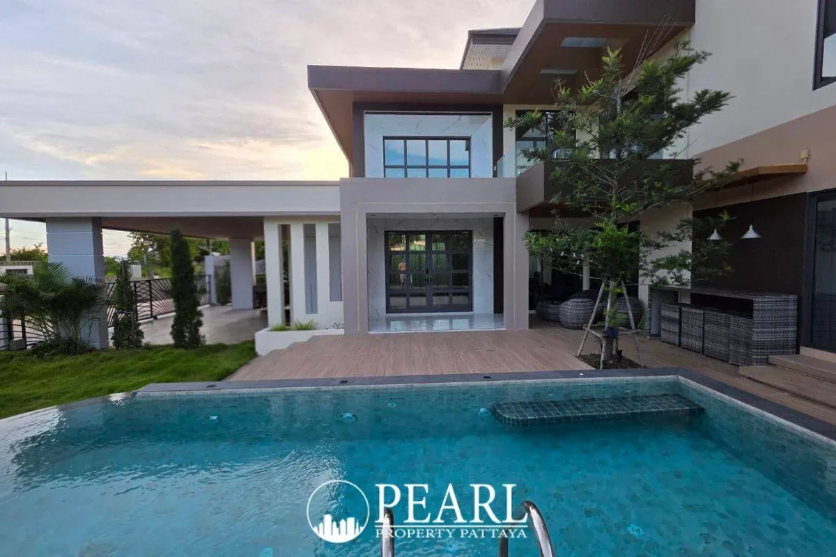 4 Bedroom Villa for Sale in Nong Prue spacious living room