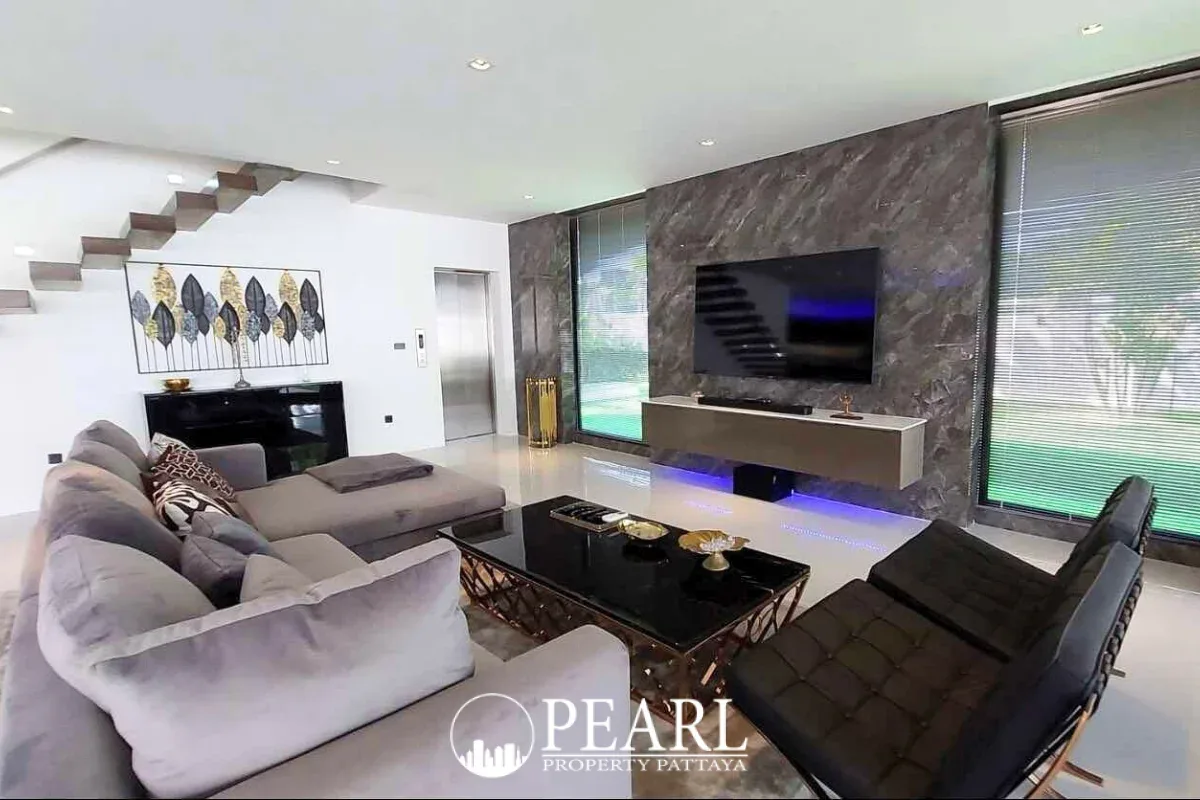 7 Bedroom House for Sale in L Pattaya master bedroom with ensuite