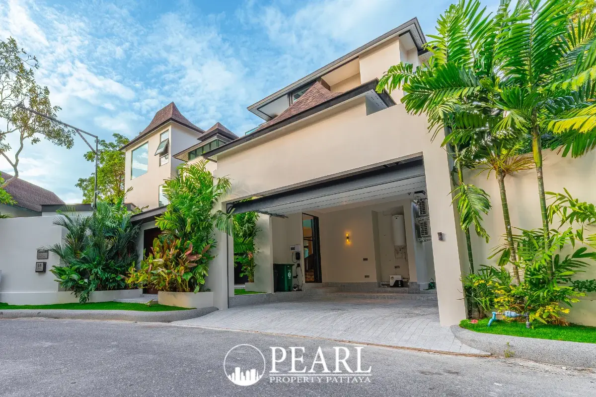 7 Bedroom House for Sale at Nagawari Pattaya spacious living room