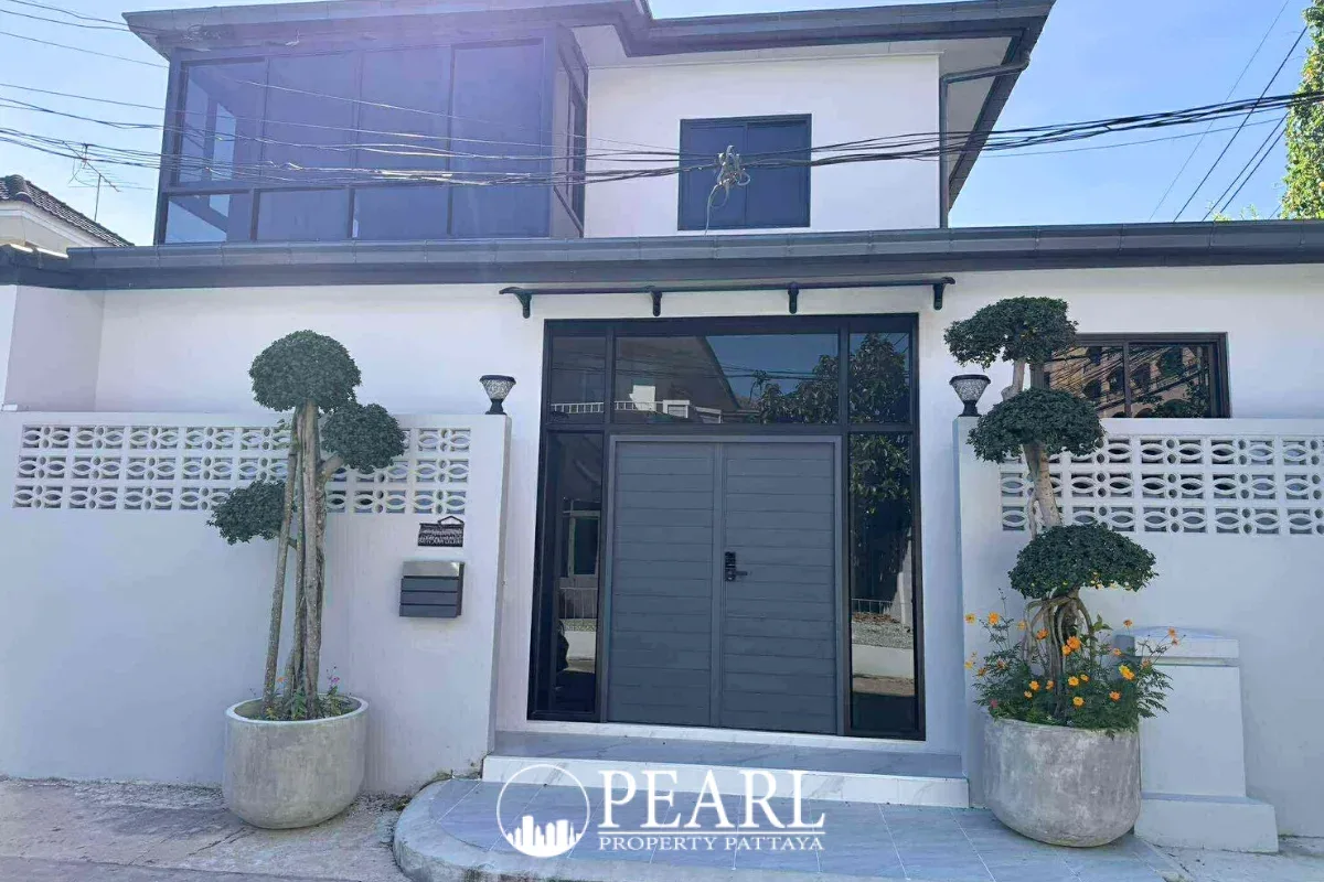 4 Bedroom Villa for Sale in Nong Prue exterior with lush garden