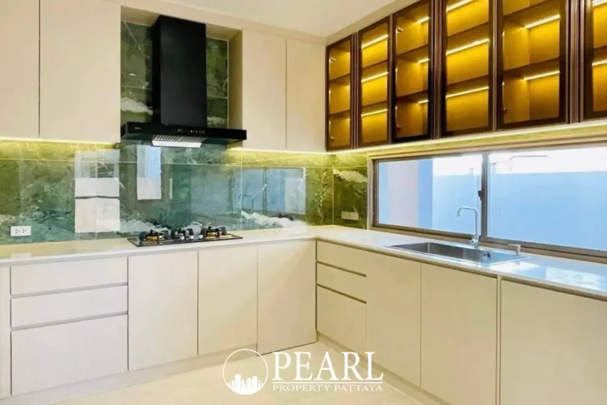 4 Bedroom House for Sale in Horizon By Patta spacious living room