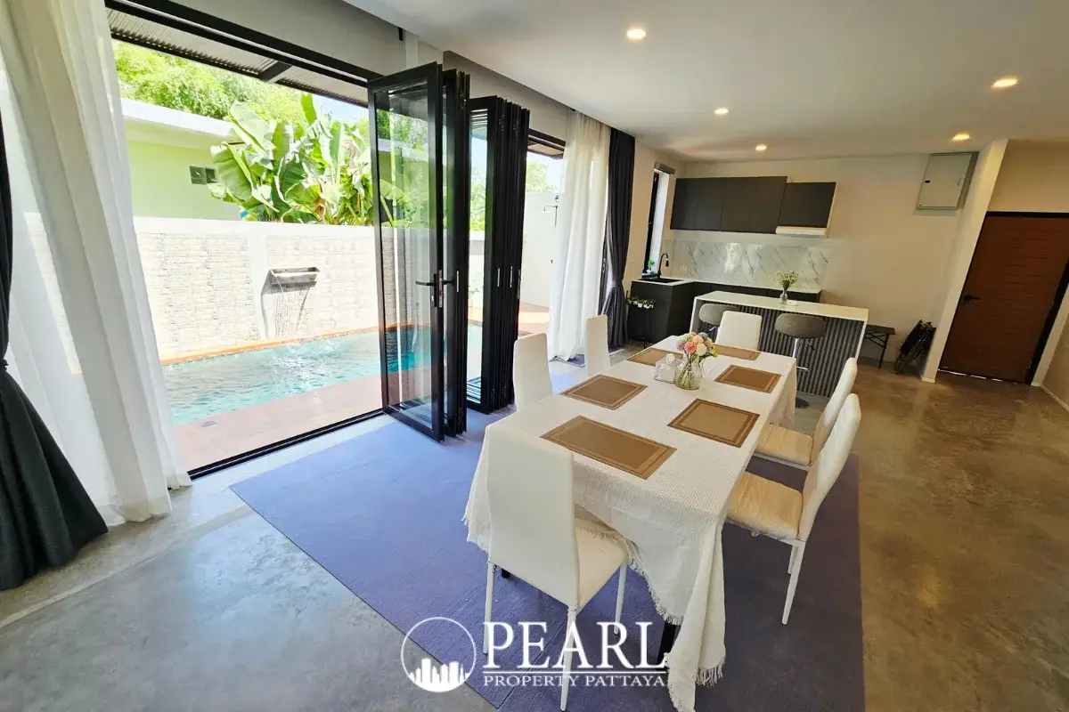 4 Bedroom House for Sale in Central Pattaya fully equipped kitchen with island