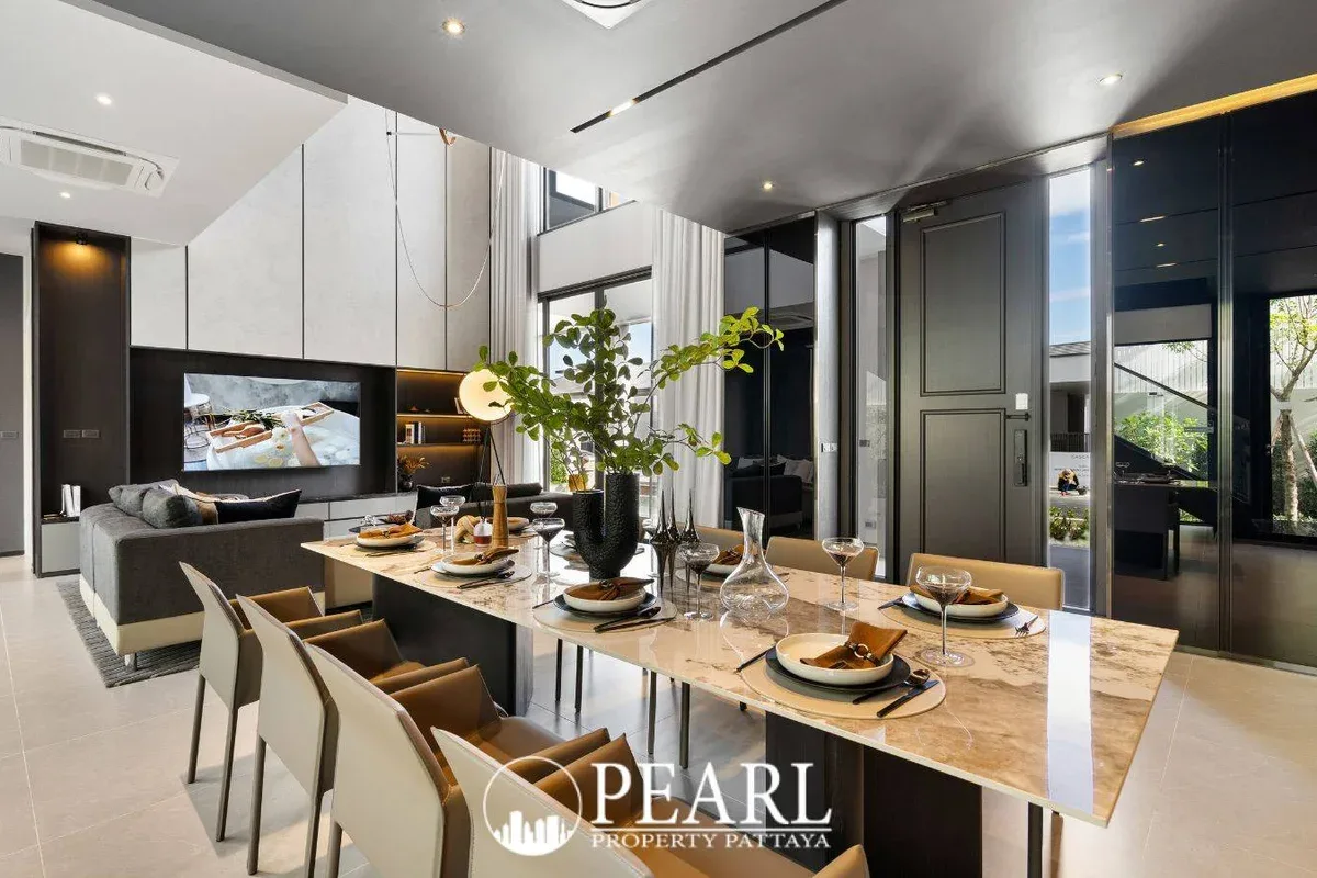 5 Bedroom Villa for Sale in Nong Prue spacious open-plan living room