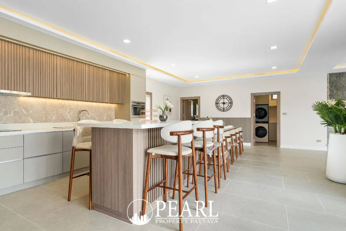 7 Bedroom House for Sale in Huay Yai master bedroom