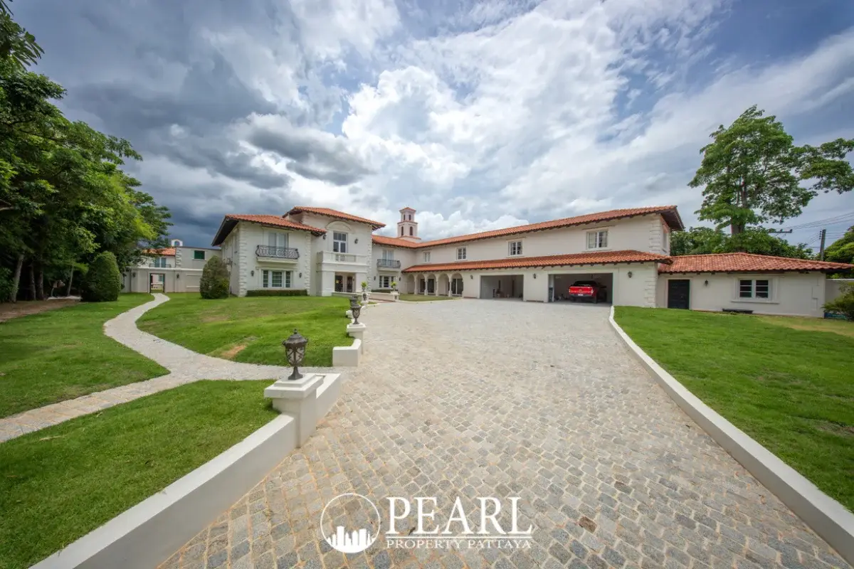 6 Bedroom House for Sale in Bamboo Luxury Villa master bedroom with king-size bed