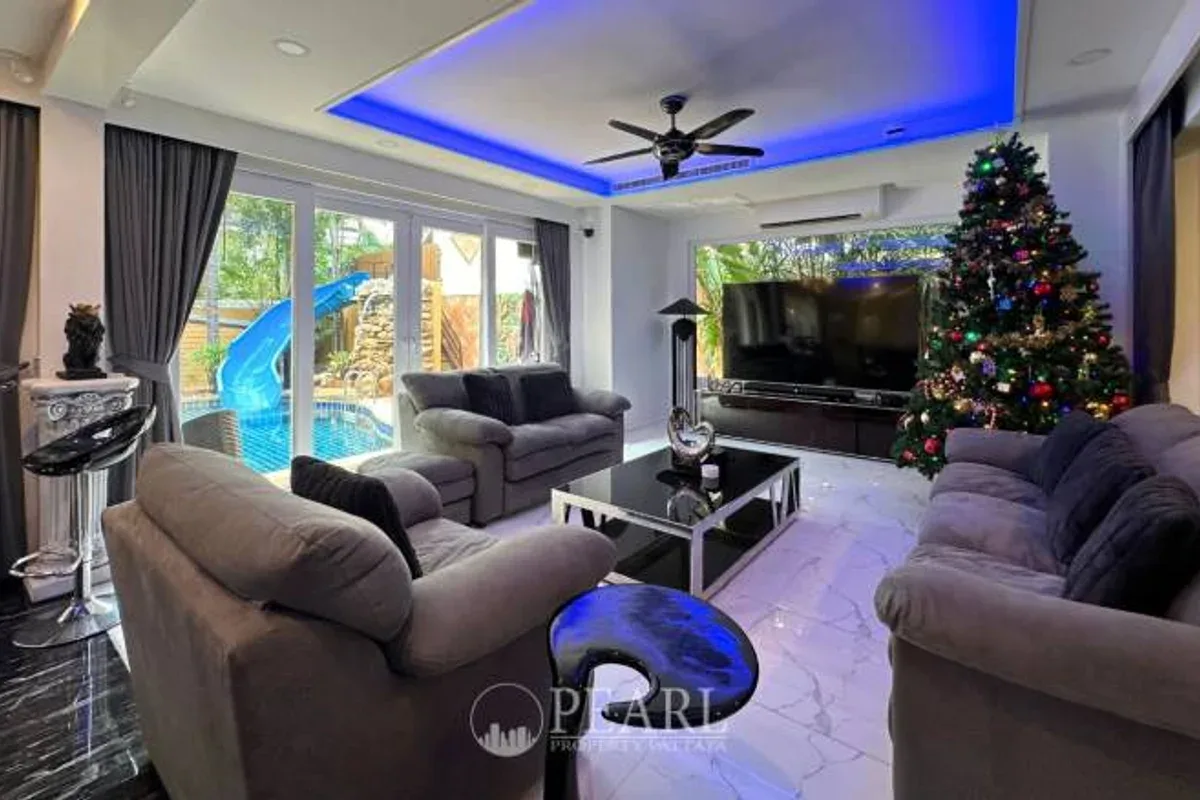 3 Bedroom House for Sale in Chateau Dale modern kitchen with island