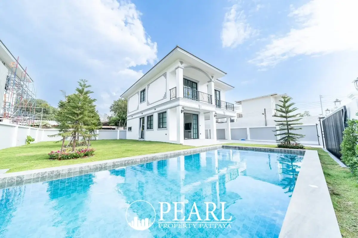 4 Bedroom House for Sale in Central Pattaya spacious living room