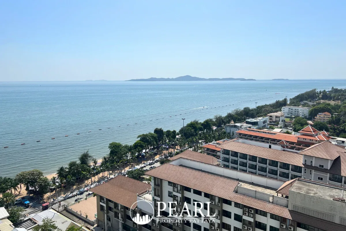 1 Bedroom Condo for Sale in View Talay 7 bedroom with large bed and window