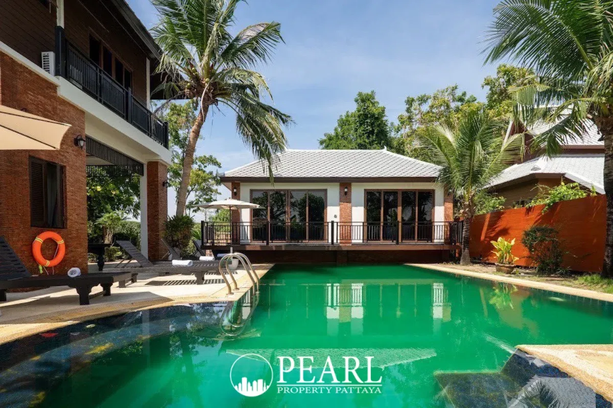 5 Bedroom House for Sale in East Pattaya large private swimming pool