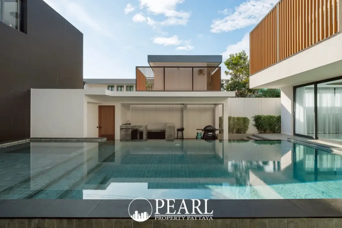 8 Bedroom House for Sale in Central Pattaya spacious living room