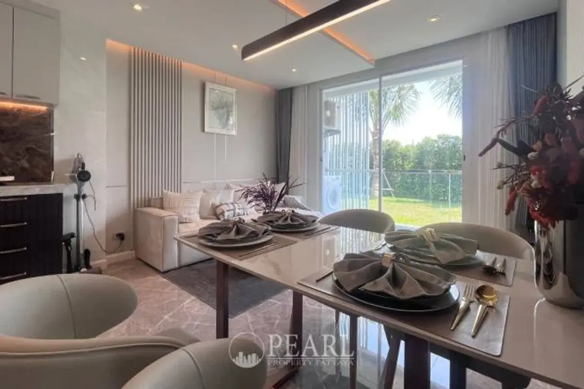2 Bedroom Condo for Sale in The Coral Pattaya fully equipped kitchen with island
