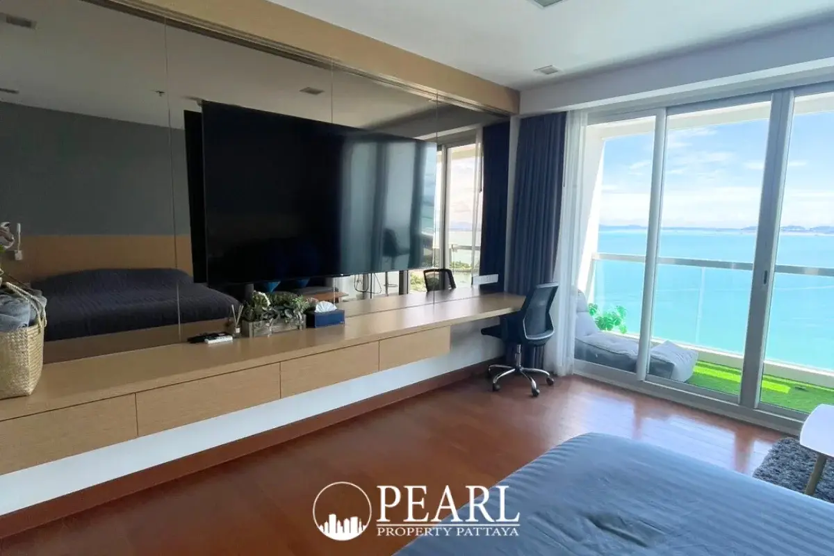 1 Bedroom Condo for Sale at Palm Wongamat modern kitchen with appliances