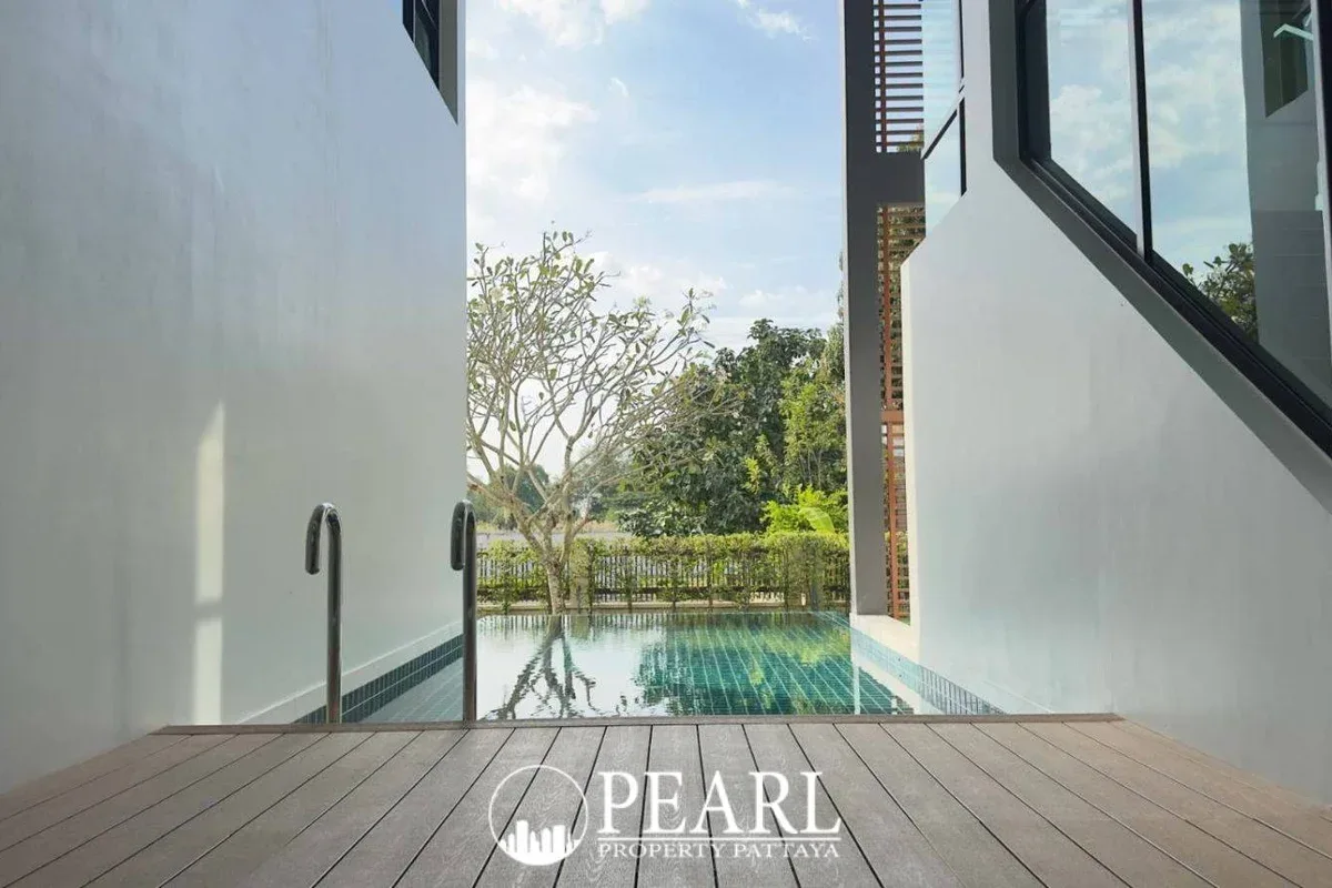 4 Bedroom House for Sale in Baan Talay spacious living room