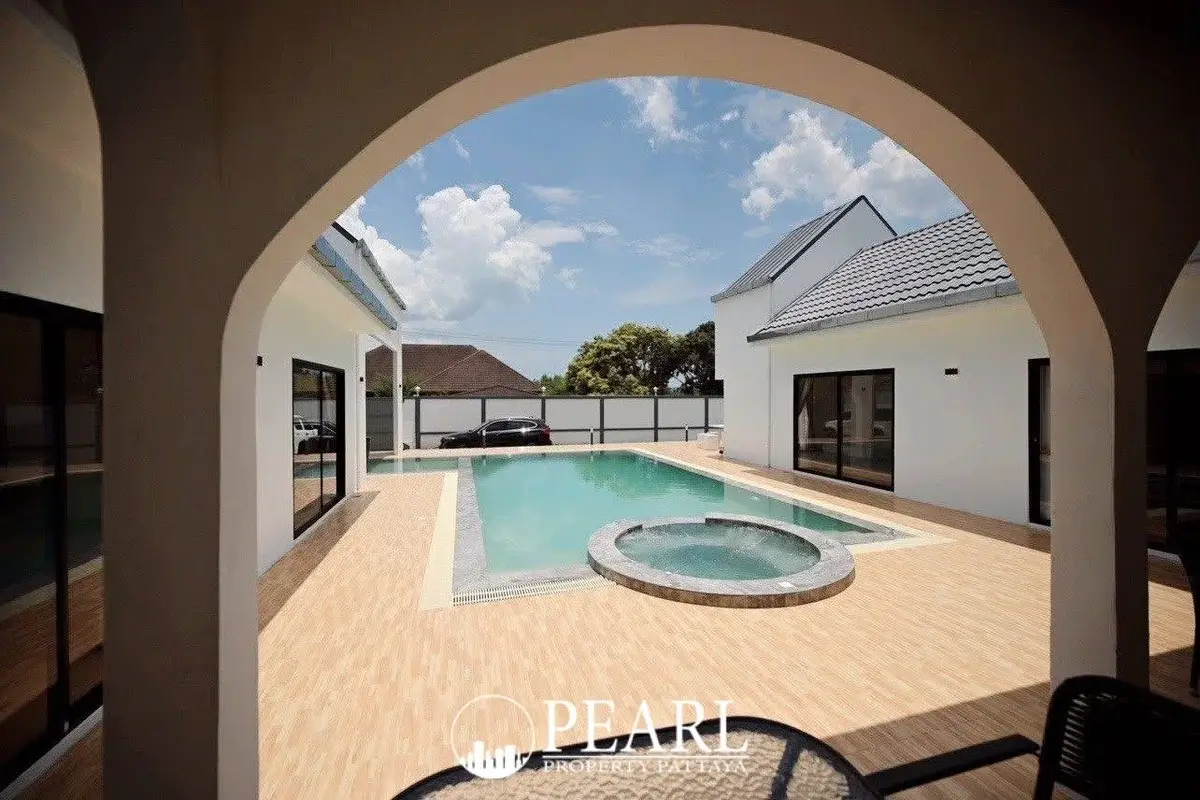 4 Bedroom House for Sale in Central Pattaya master bedroom with ensuite