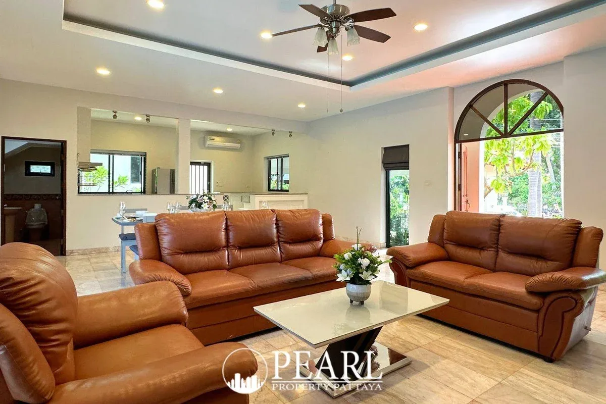 5 Bedroom House for Sale in Central Pattaya modern kitchen