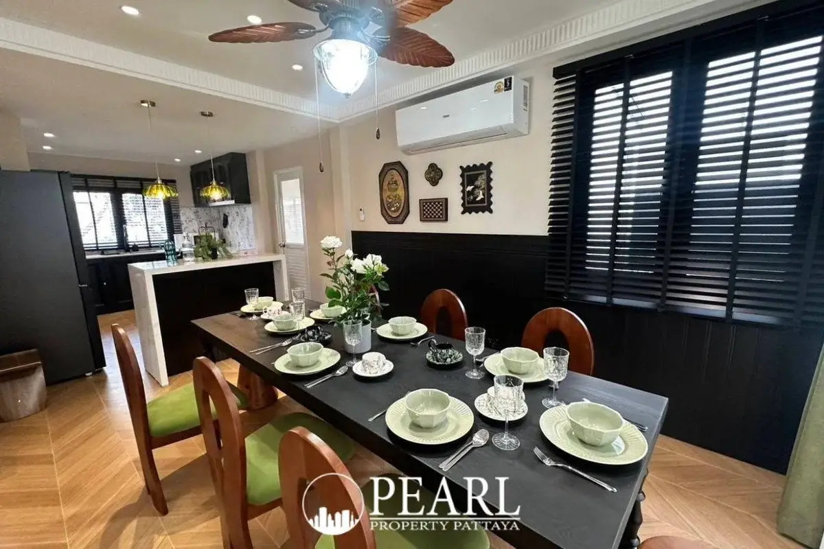 4 Bedroom House for Sale in Central Pattaya master bedroom with en-suite