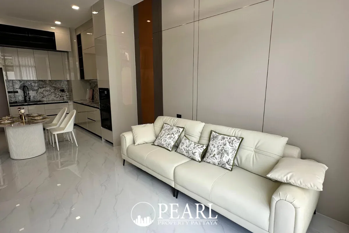 4 Bedroom House for Sale in The Rich Garden master bedroom with ensuite