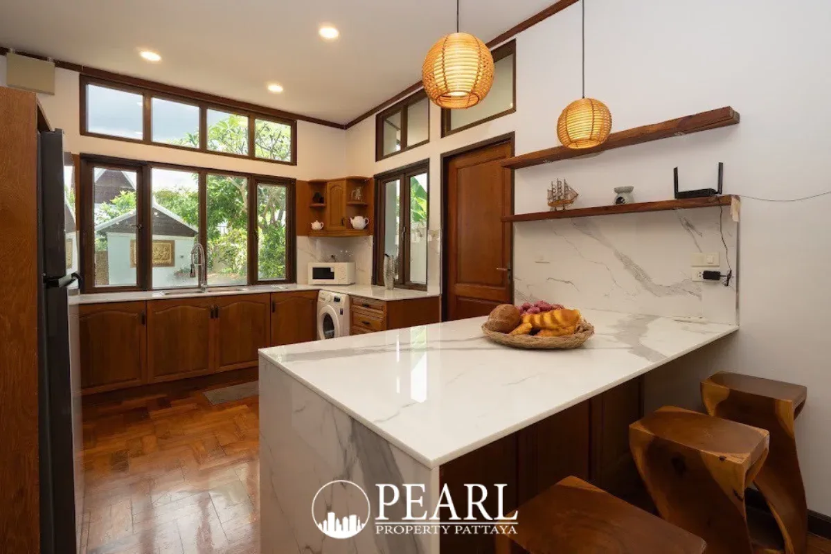 5 Bedroom House for Sale in East Pattaya master bedroom with ensuite