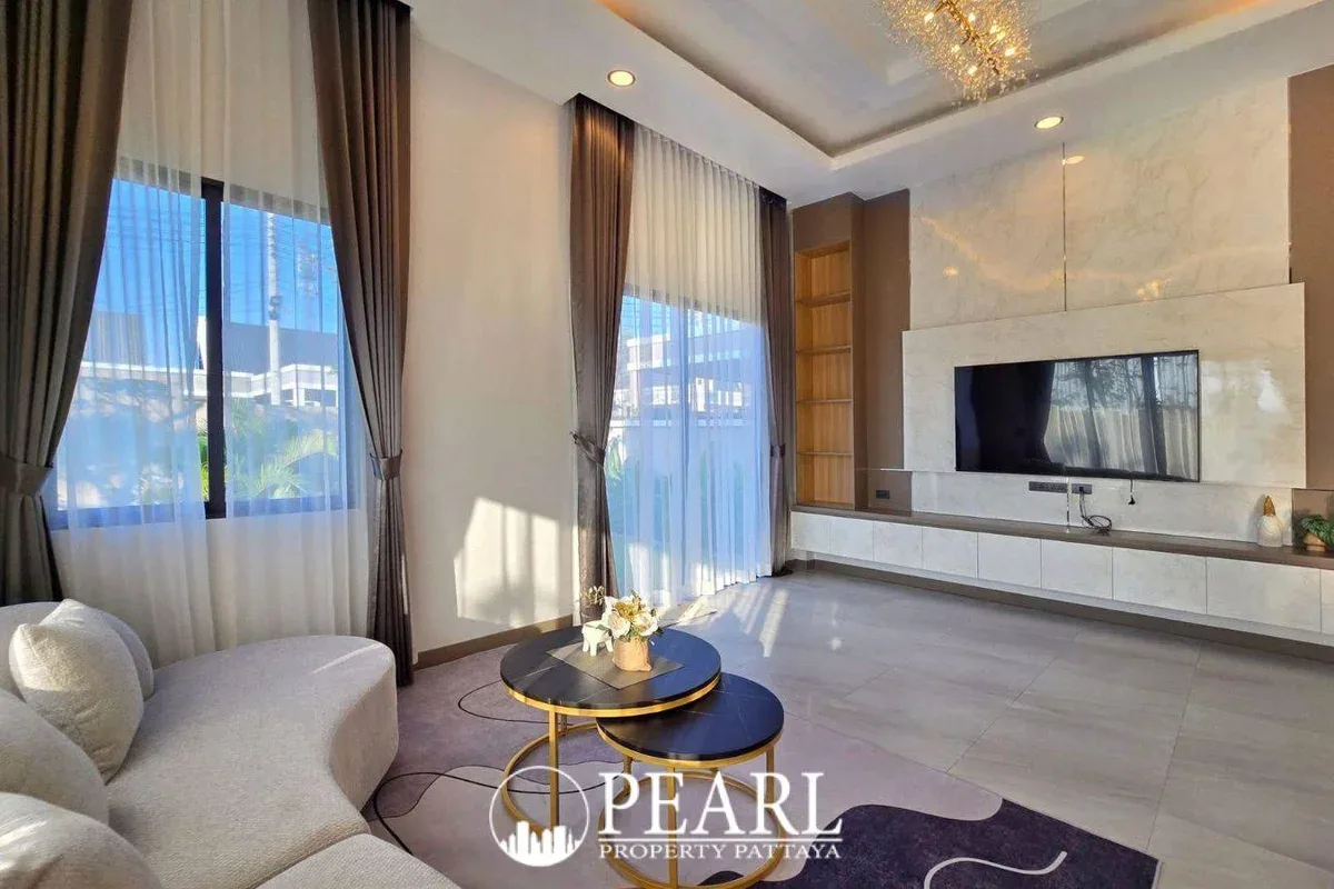 3 Bedroom House for Sale in East Pattaya master bedroom with en-suite bathroom