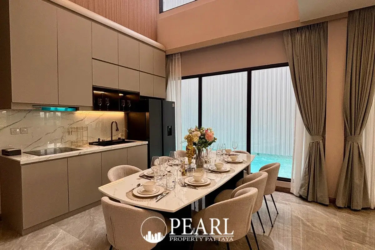 4 Bedroom House for Sale in Tree Villa private swimming pool and patio