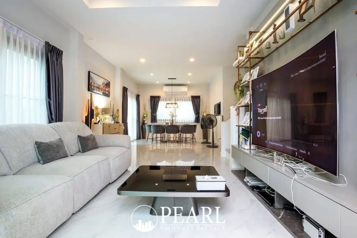 4 Bedroom House for Sale in Patta Ville master bedroom with ensuite
