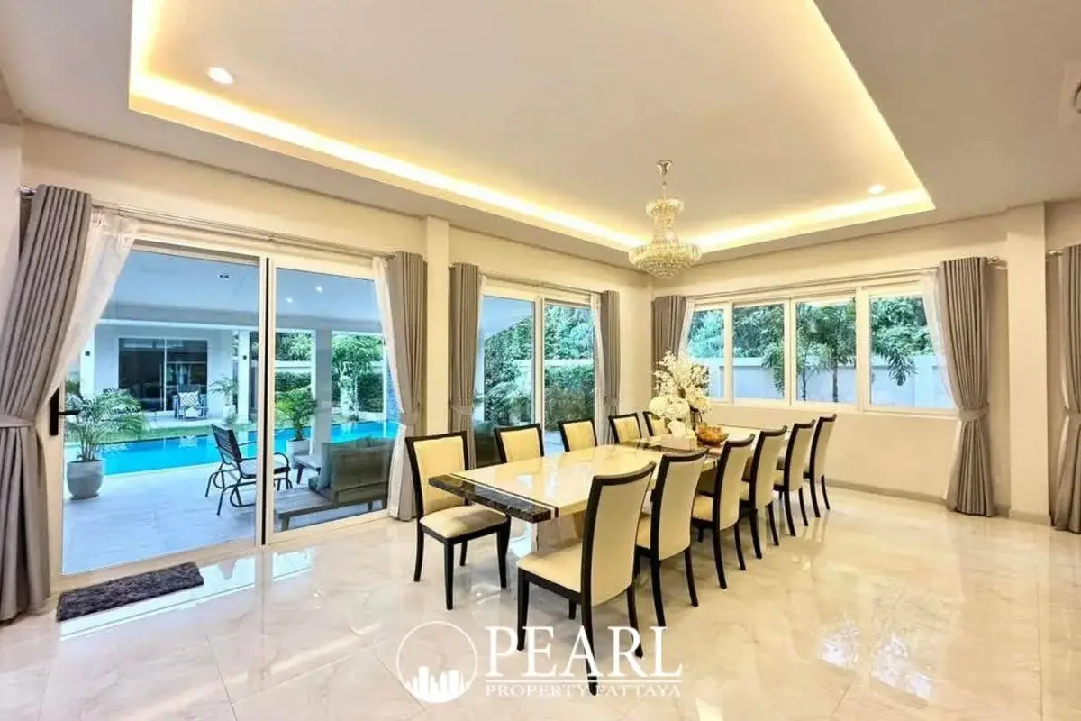 6 Bedroom House for Sale in Garden Ville 6 elegant dining area