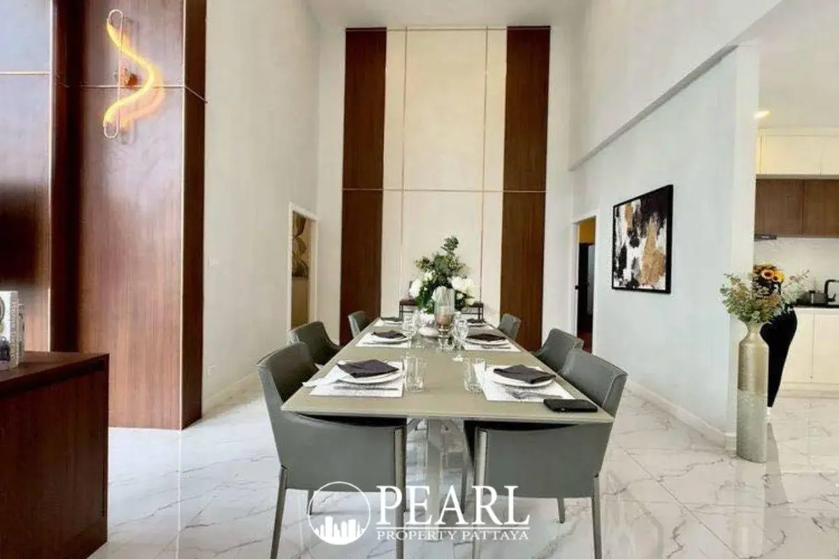 3 Bedroom House for Sale in Thamber Private Pool Villa master bedroom with ensuite