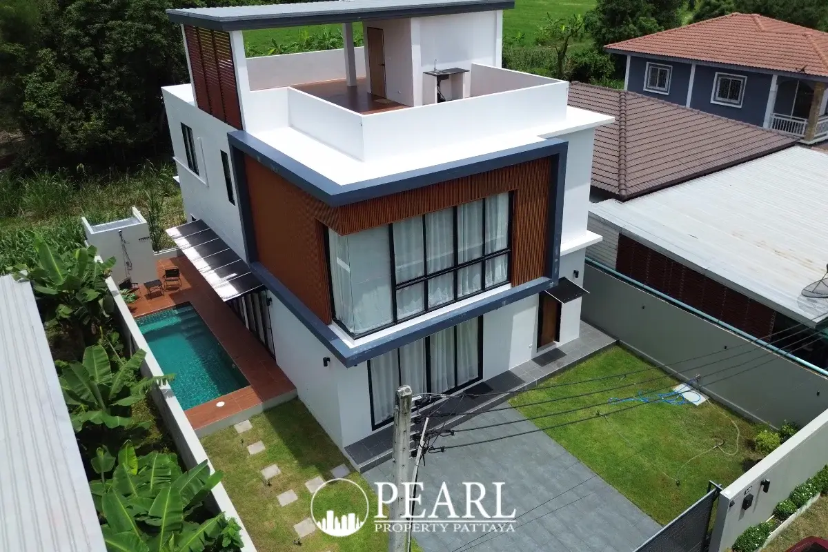 4 Bedroom House for Sale in Central Pattaya spacious living room with modern furniture