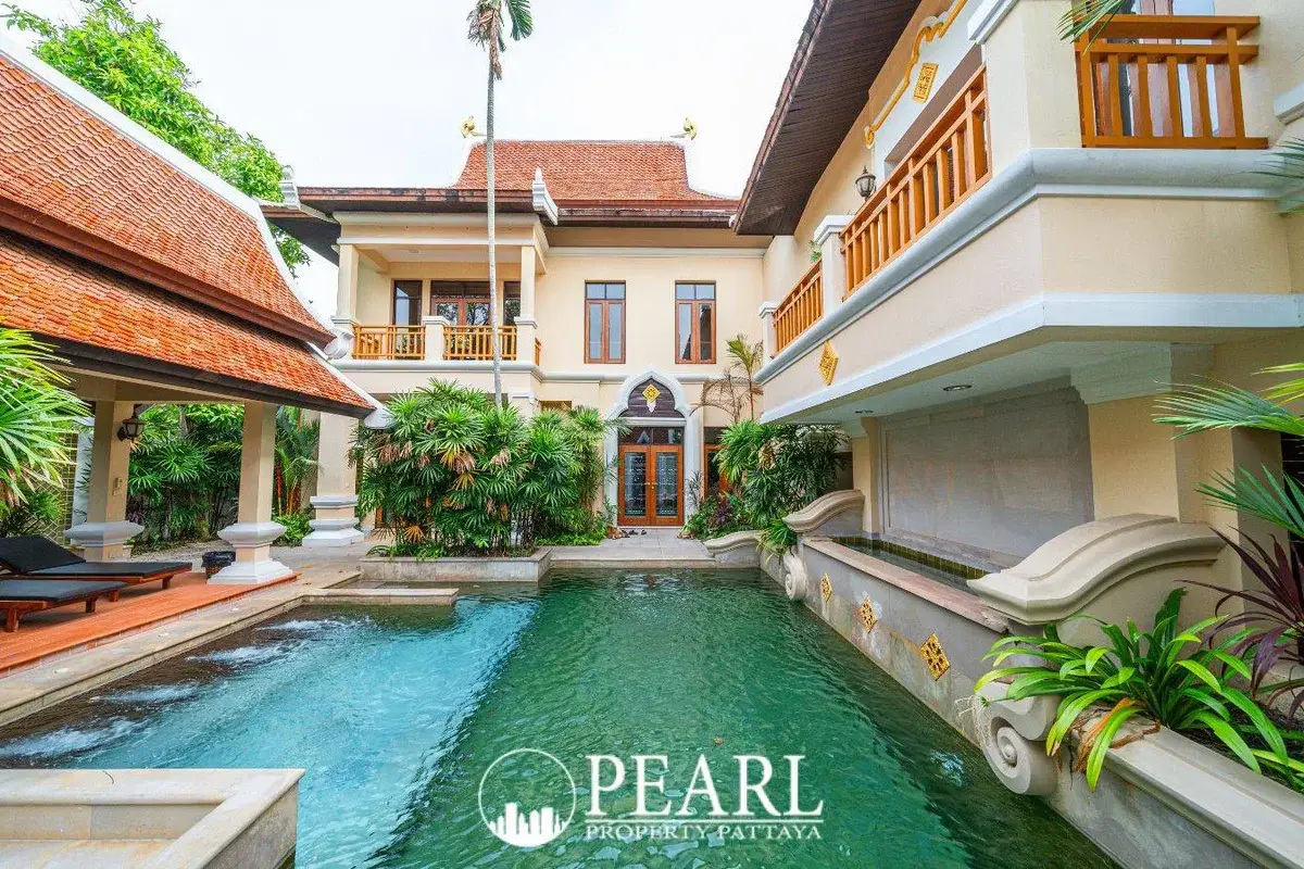 3 Bedroom Villa for Sale in Bang Lamung private swimming pool