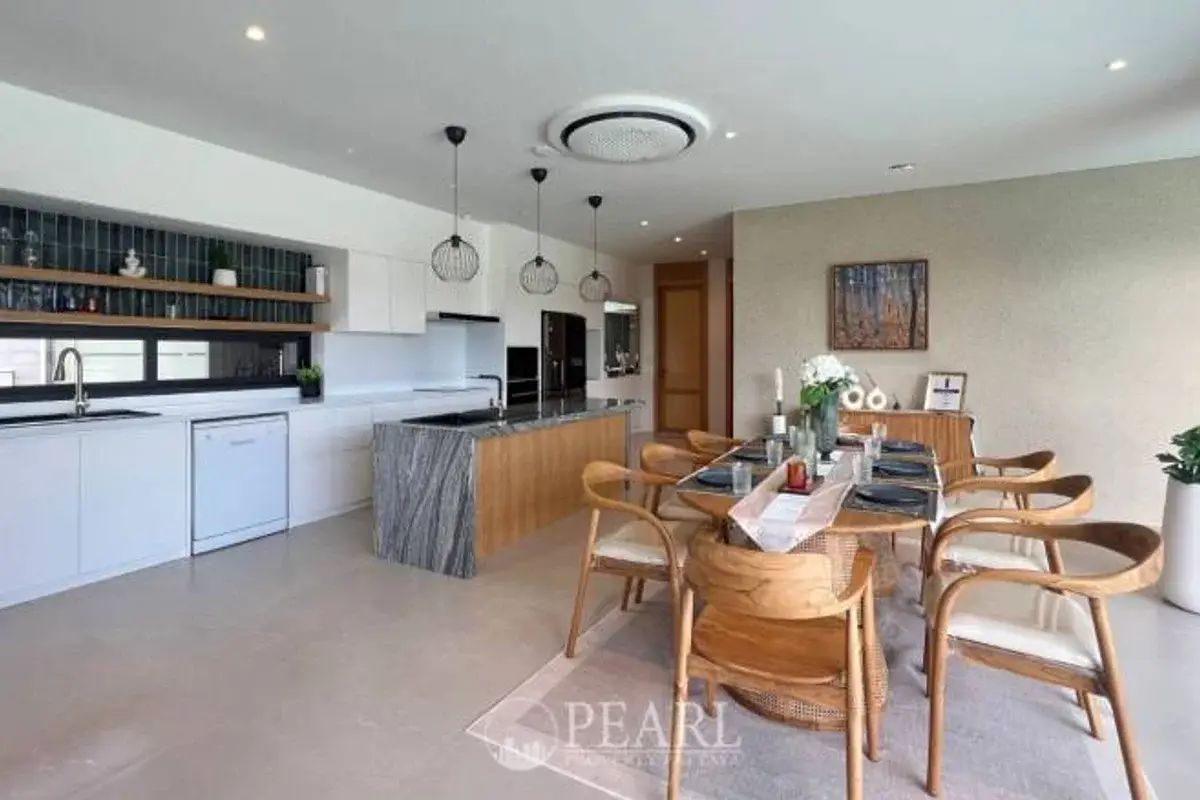 4 Bedroom Villa for Sale in Nong Pla Lai master bedroom with ensuite bathroom