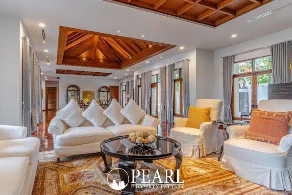 5 Bedroom Villa for Sale in Bang Lamung master bedroom