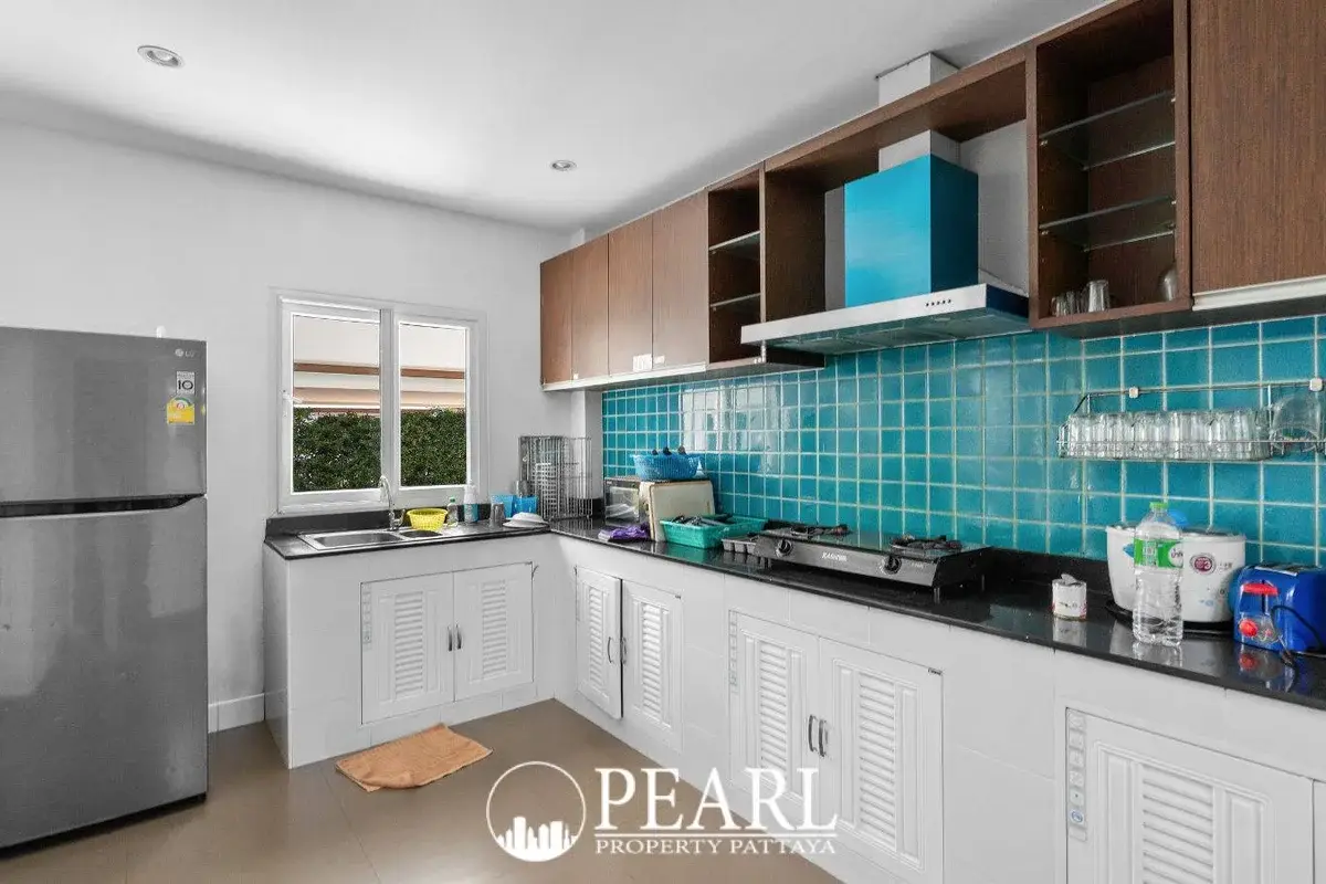 3 Bedroom House for Sale in Sea Breeze Villa Pattaya second bedroom with garden view