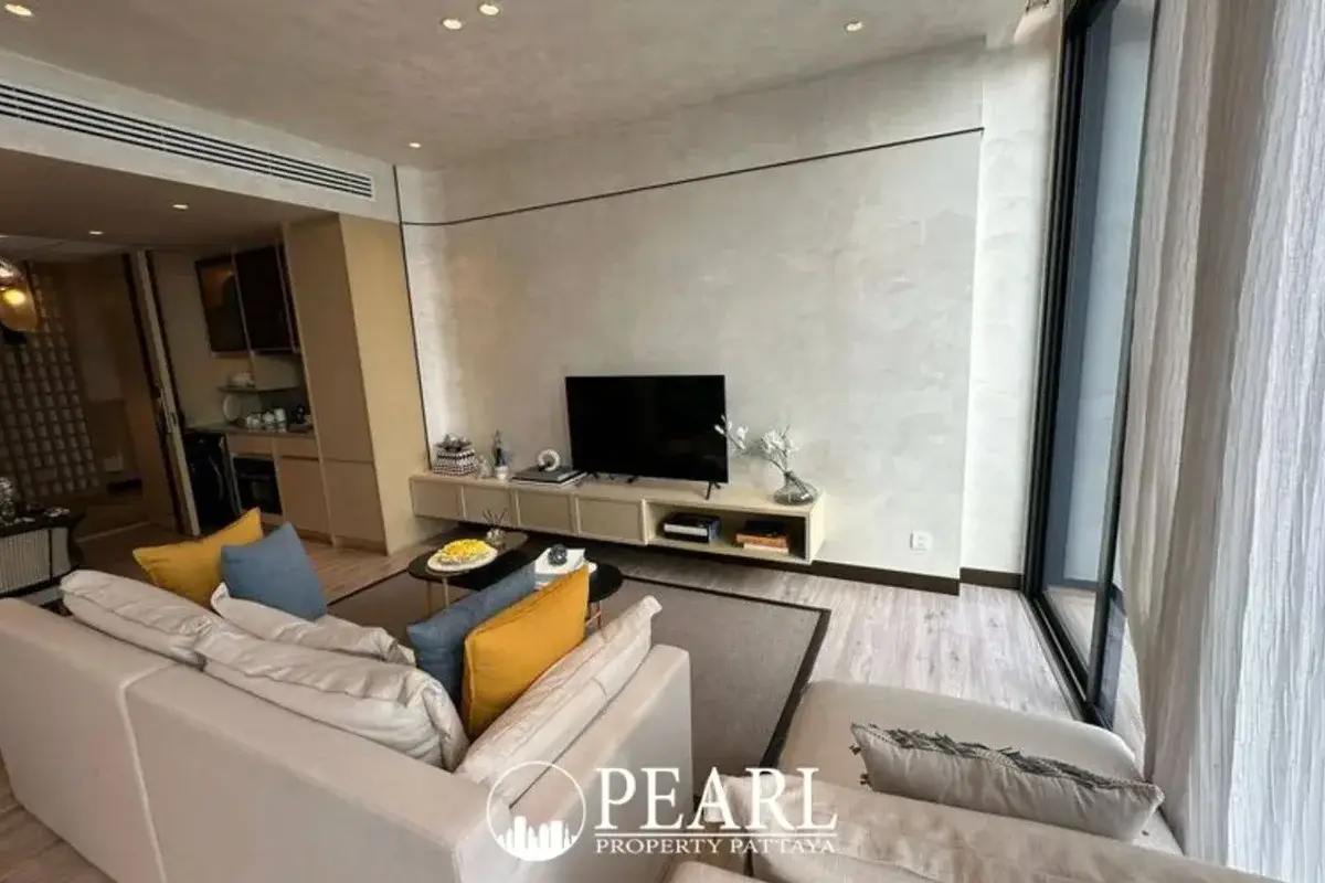 1 Bedroom Condo for Sale in Arom Wongamat exterior building