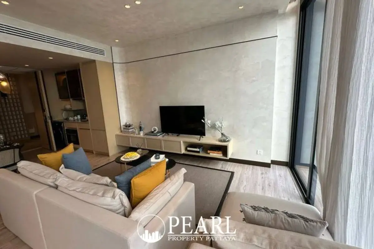 1 Bedroom Condo for Sale in Arom Wongamat spacious living room