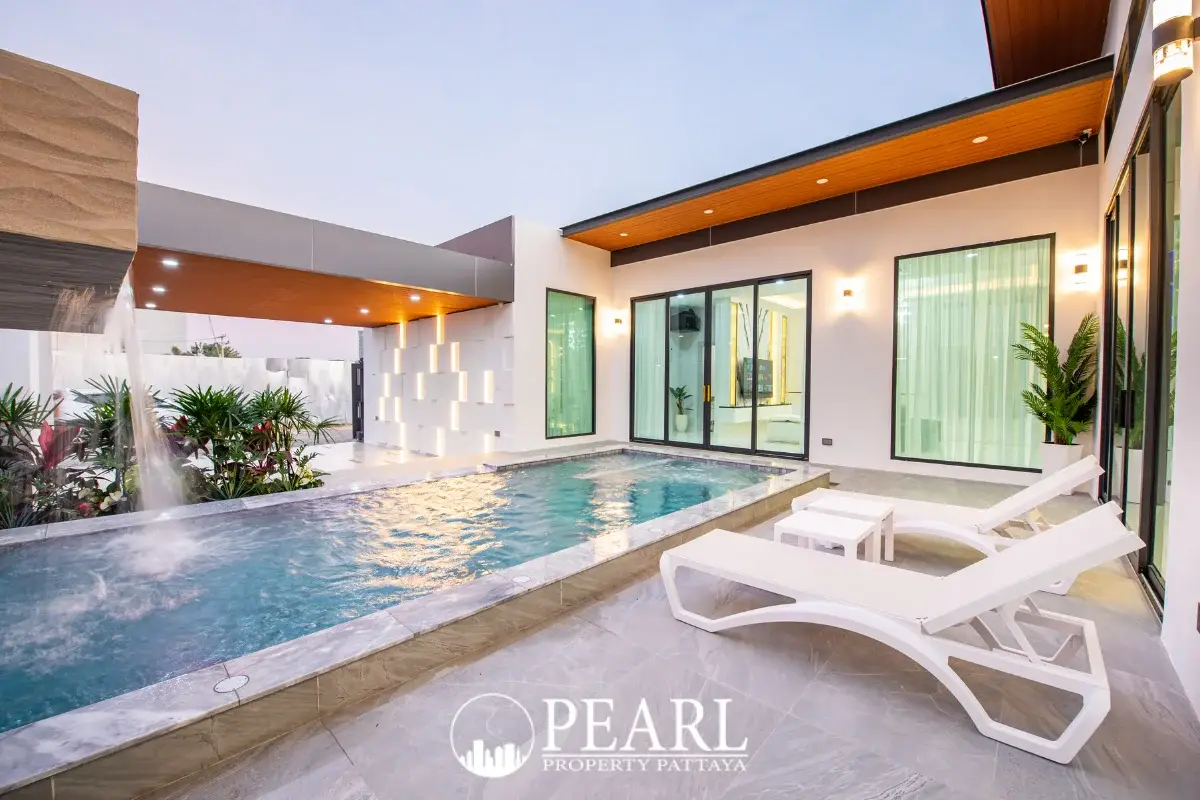 4 Bedroom House for Sale in Central Pattaya master bedroom with ensuite