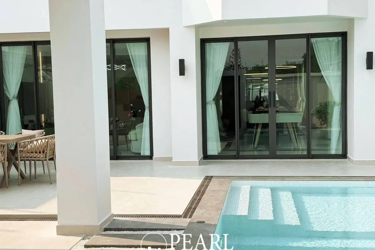 4 Bedroom House for Sale in View Point Village fully equipped kitchen with island