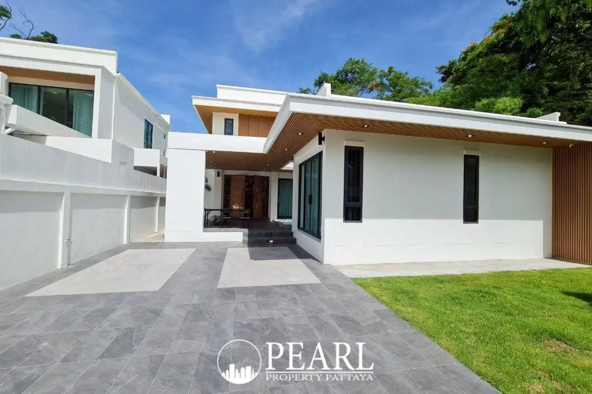 4 Bedroom House for Sale in Pattaya exterior view