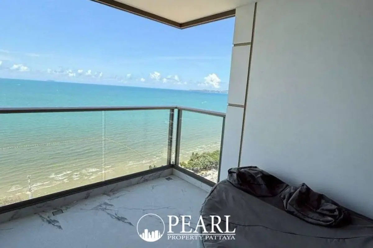 2 Bedroom Condo for Sale in Copacabana Beach Jomtien spacious living room with ocean view